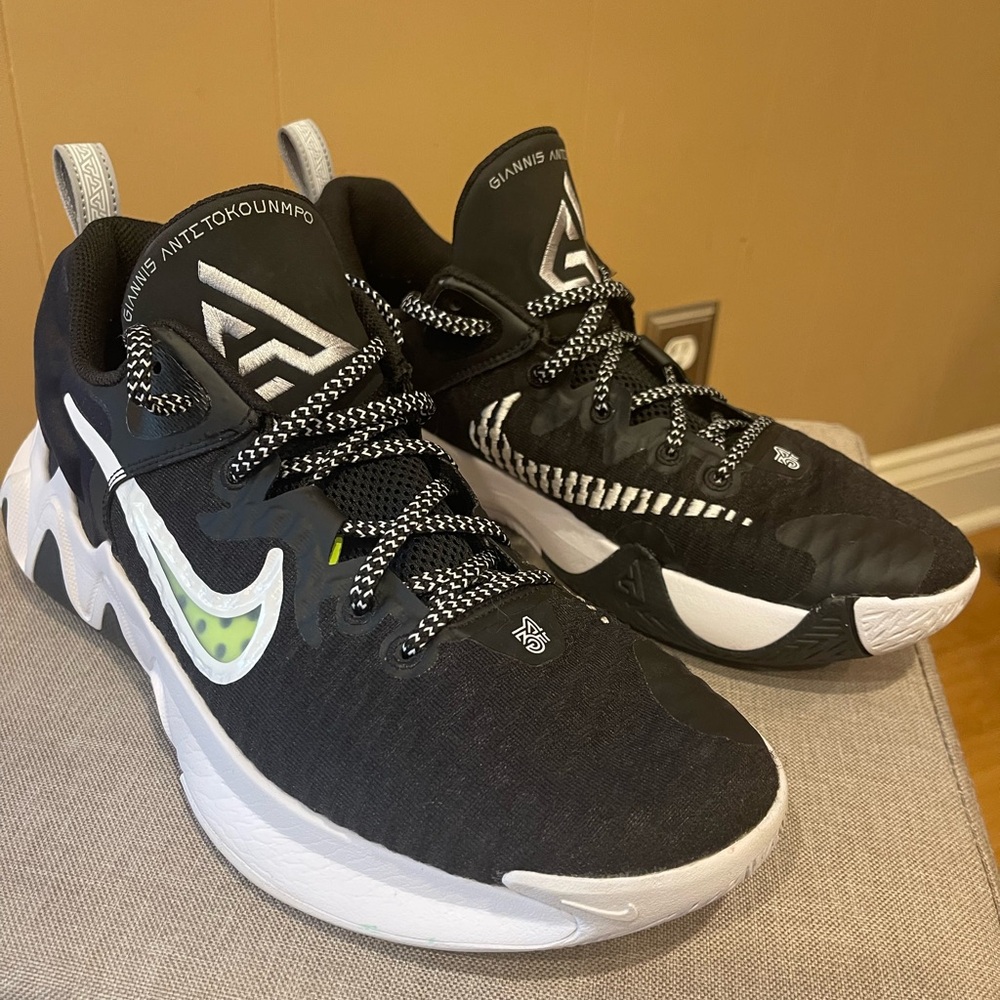 Men’s Nike Giannis Immortality EP Black Volt basketball sneakers, Size 9.5